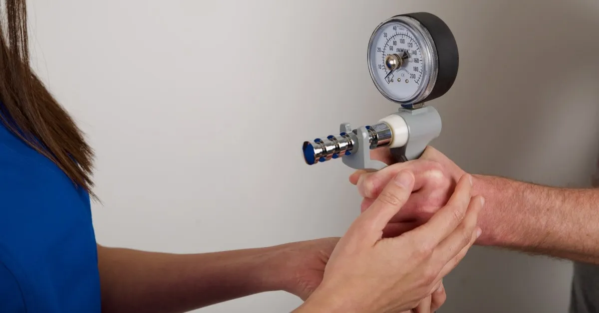 Michelle Razo using Jamar dynameter in hand therapy